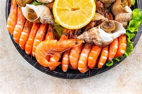 Plato típico de la zona que muestra la variedad de mariscos frescos y el medallón de congrio.