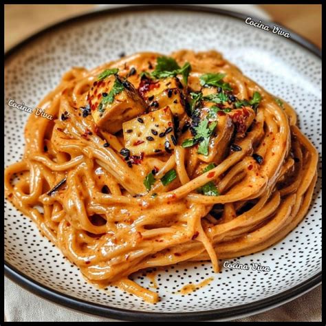 Esquema visual: paso a paso para escurrir el tofu con peso y picado de vegetales