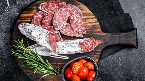 Surtido de embutidos catalanes como fuet y llonganissa