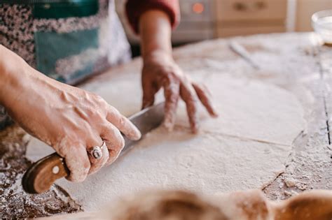 Masa de galleta estirada y cortada