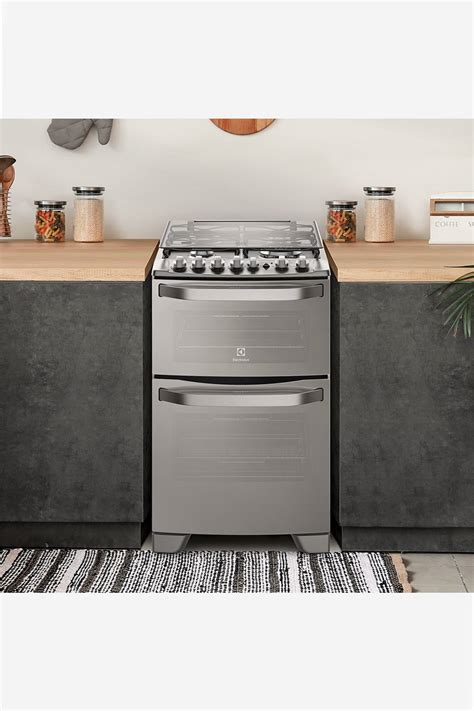 Diseño de cocina a gas Electrolux con cuatro quemadores y doble horno
