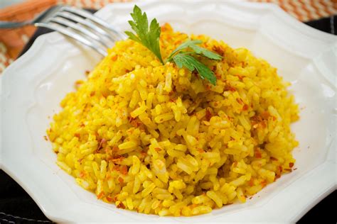 Plato de arroz al curry con guarniciones