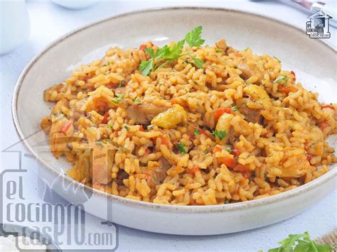 Plato de arroz con pollo y hierbas frescas