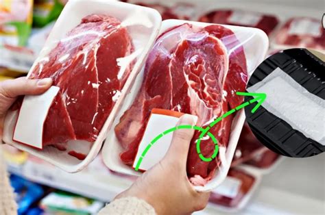 Obra artística de Inma Ferrero que muestra réplicas de vulvas en bandejas de carne de supermercado, representando la cosificación femenina
