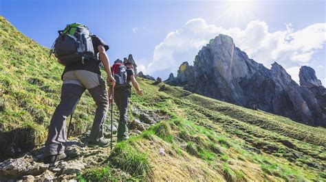 Personas haciendo trekking en un sendero montañoso con vistas panorámicas