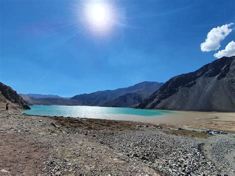 Vista panorámica del Embalse El Yeso rodeado de montañas nevadas