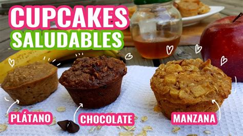 Ejemplo de decoración de cupcakes saludables para bebé con crema de aguacate teñida de verde y decoraciones comestibles en forma de hojas.