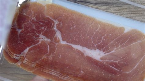 Fotografía de jamón crudo procesado convertido en polvo para dar sabor