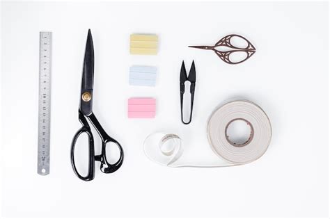 Esquema visual que muestra los materiales básicos necesarios: cajas de cartón, tijeras, cinta adhesiva y regla de medición.