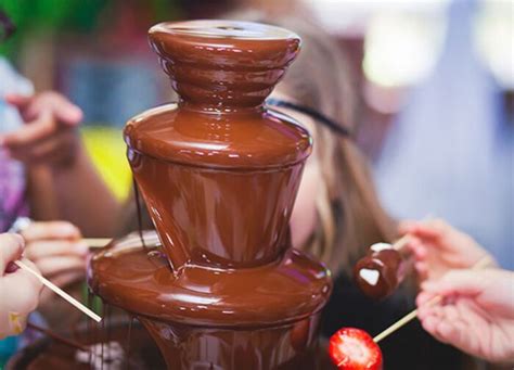 Esquema de cómo funciona una fuente de chocolate, mostrando el recorrido del chocolate y el calentador.