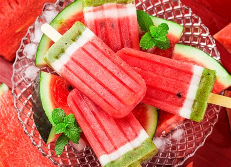 Imagen de un helado de sandía casero servido en un cuenco, decorado con trozos de fruta fresca.