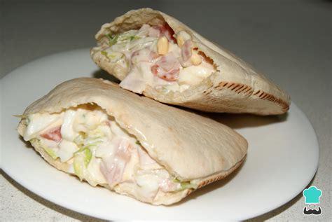 Ilustración de un pan de pita abierto y relleno