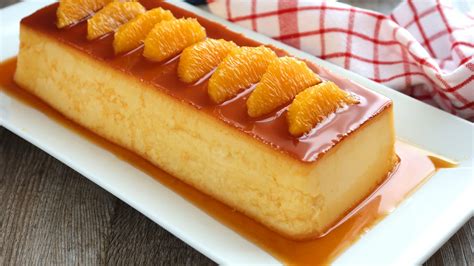 Flan de naranja desmoldado en un plato, con caramelo líquido escurriendo