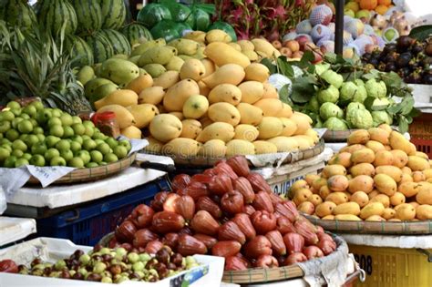 Mercado de frutas tropicales en el sudeste asiático con una gran variedad de frutas exóticas