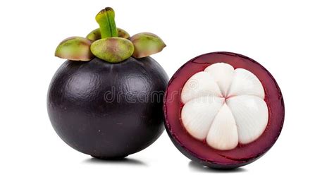 Fruta Mangostán, entera y cortada, mostrando la pulpa blanca