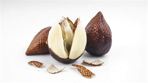 Fruta Salak con su característica piel escamosa