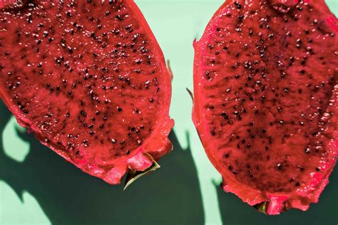 Pitaya (Fruta del Dragón) con su piel vibrante y su interior blanco con semillas