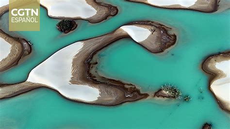 Vista aérea del desierto de Taklamakán con estanques de acuicultura