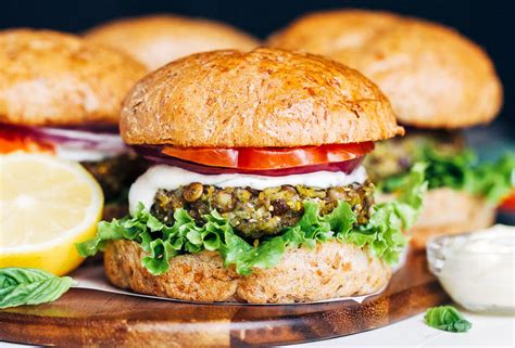 hamburguesa de lentejas terminada con acompañamientos