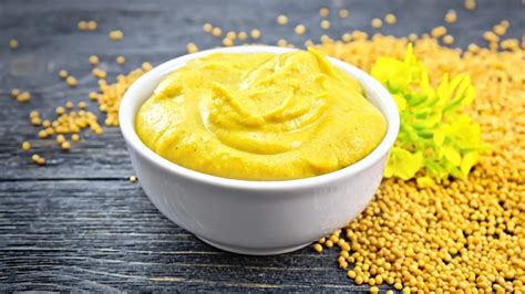 fotografía de una salsa cremosa de mostaza en un cuenco pequeño