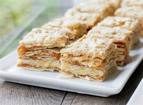 Torta chilena de milhojas con manjar y huevo mol