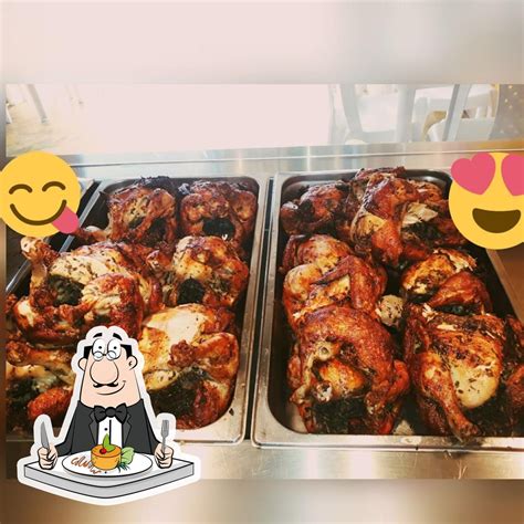 Fachada del restaurante La Reina Del Pollo con su letrero distintivo