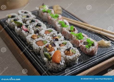 Imagen de un surtido de rolls de sushi fresco y apetitoso