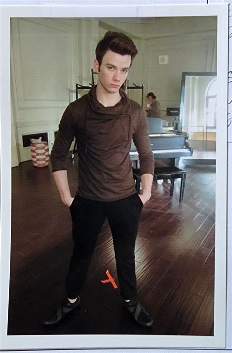 Chris Colfer como Kurt Hummel en una pose característica