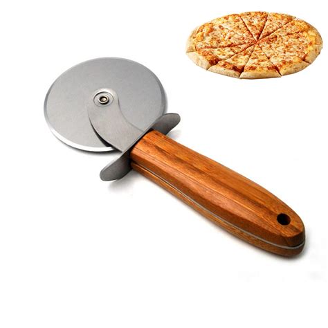 Ilustración detallada de un cortador de pizza con hoja curva y mango ergonómico