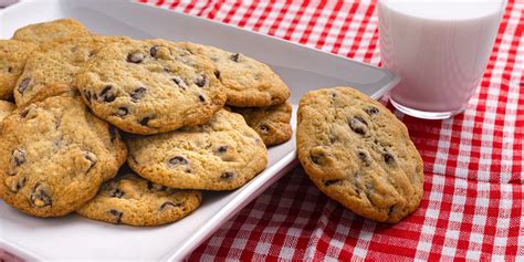 foto de la masa de galletas de chocolate mezclada y lista para porcionar