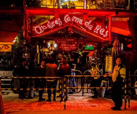 Foto panorámica de la entrada principal del restaurante Andrés Carne de Res en Chía concurrida