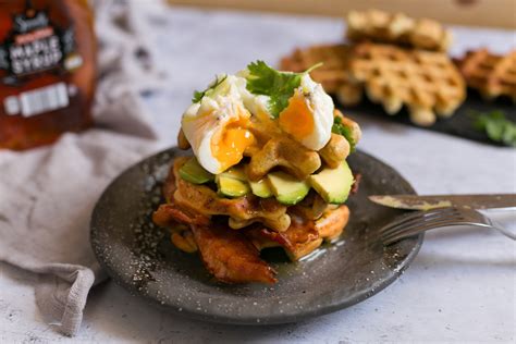 Waffles salados con huevo escalfado, aguacate y tocino