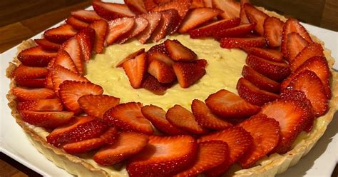 Foto de un kuchen de frutillas con crema de maicena recién horneado