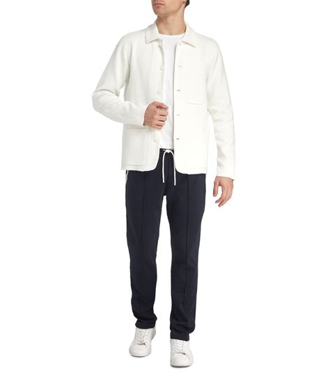 Fotografía de estilo urbano mostrando un conjunto con joggers blancos y zapatillas minimalistas