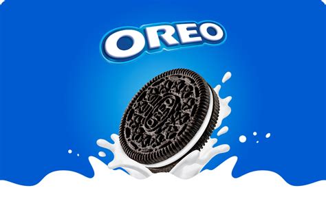 Diseño icónico de la galleta Oreo con su relleno cremoso blanco entre dos galletas de chocolate negro.