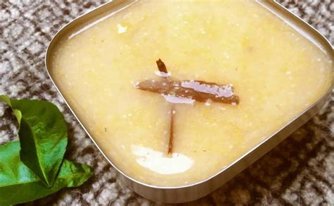 Fotografía de un plato tradicional de Anchi servido en un cuenco de barro, con reflejos dorados de miel de caña y trozos de orejones de durazno