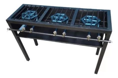 Diseño de parrilla de tres quemadores con detalles de sus componentes internos y externos