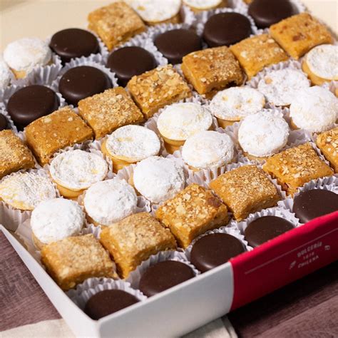 variedad de dulces chilenos con manjar