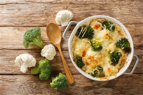Plato de barritas de coliflor gratinadas recién hechas