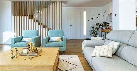 Foto de un interior de hogar decorado con paredes salmón y muebles de colores que combinan (ej. verde, gris)