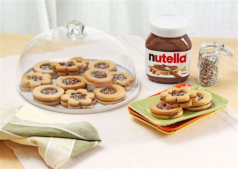Proceso de rellenado de galletas con Nutella congelada