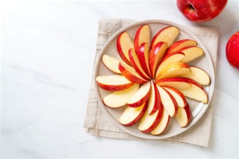 manzanas cortadas en rodajas finas y café expreso