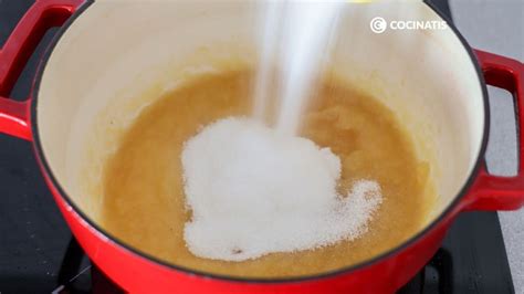 cazuela con manzanas, azúcar y café cociéndose