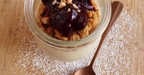 Panna Cotta decorada con mermelada de café y crumble