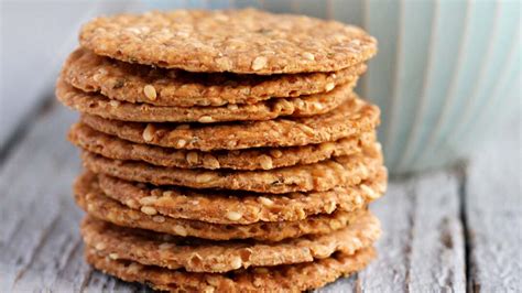 Imagen de galletas de harina integral con semillas de chía servidas con hummus y aguacate