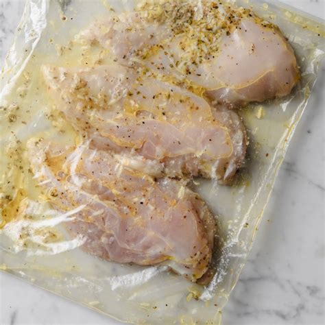 Esquema paso a paso de la preparación de costillas: limpieza, marinado, envoltorio y glaseado final.
