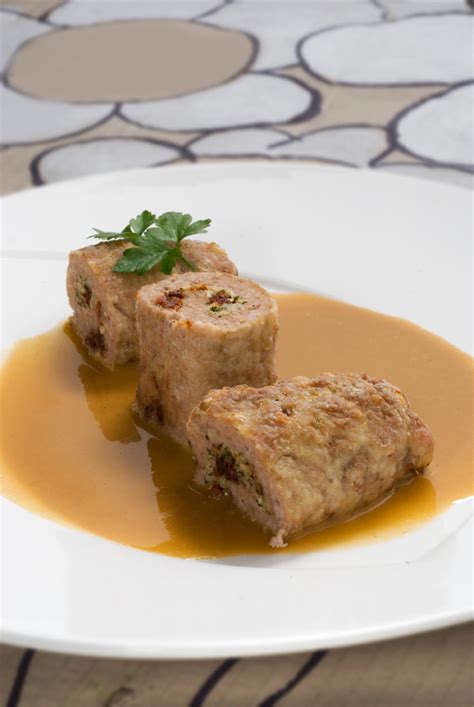 plato de rollitos de carne con salsa española