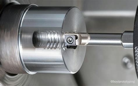 Ilustración paso a paso de cómo partir un comprimido ranurado de amoxicilina y disolverlo en agua para obtener una suspensión pediátrica.