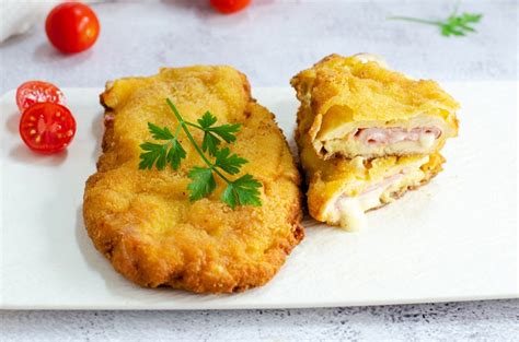 Pechugas de pollo rellenas y empanadas listas para freír