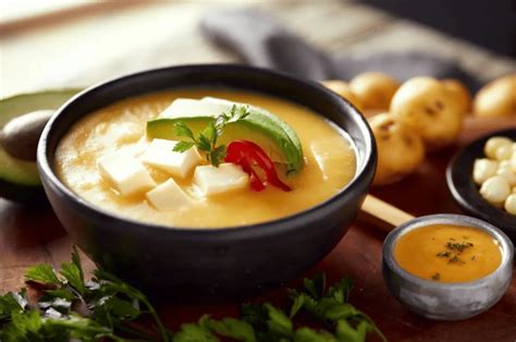 Ingredientes para llapingachos: papas, queso fresco, cebolla larga, ají en polvo, caldo Criollita Maggi